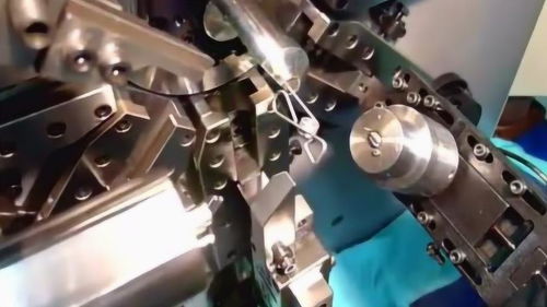 彈簧的機械化生產(chǎn)過程,按這樣的速度,一天能生產(chǎn)多少啊